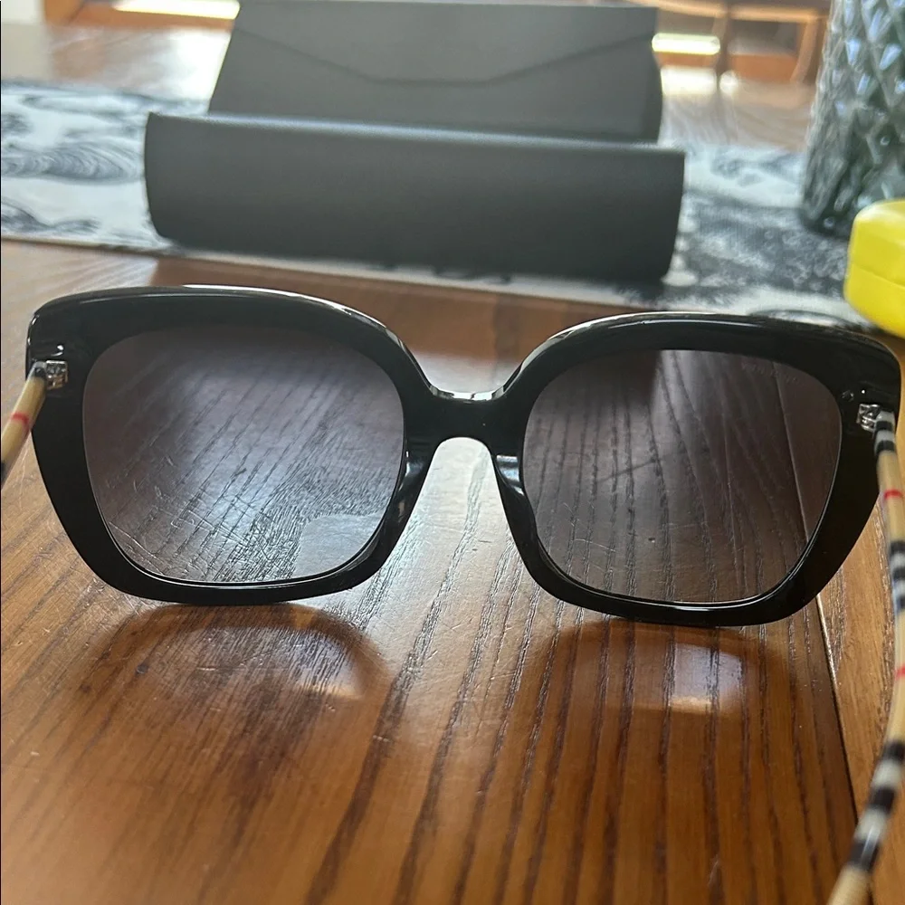 Burberry Black FramedWomen's Sunglasses with Nova Check Patterned Sides - Picture 4 of 4